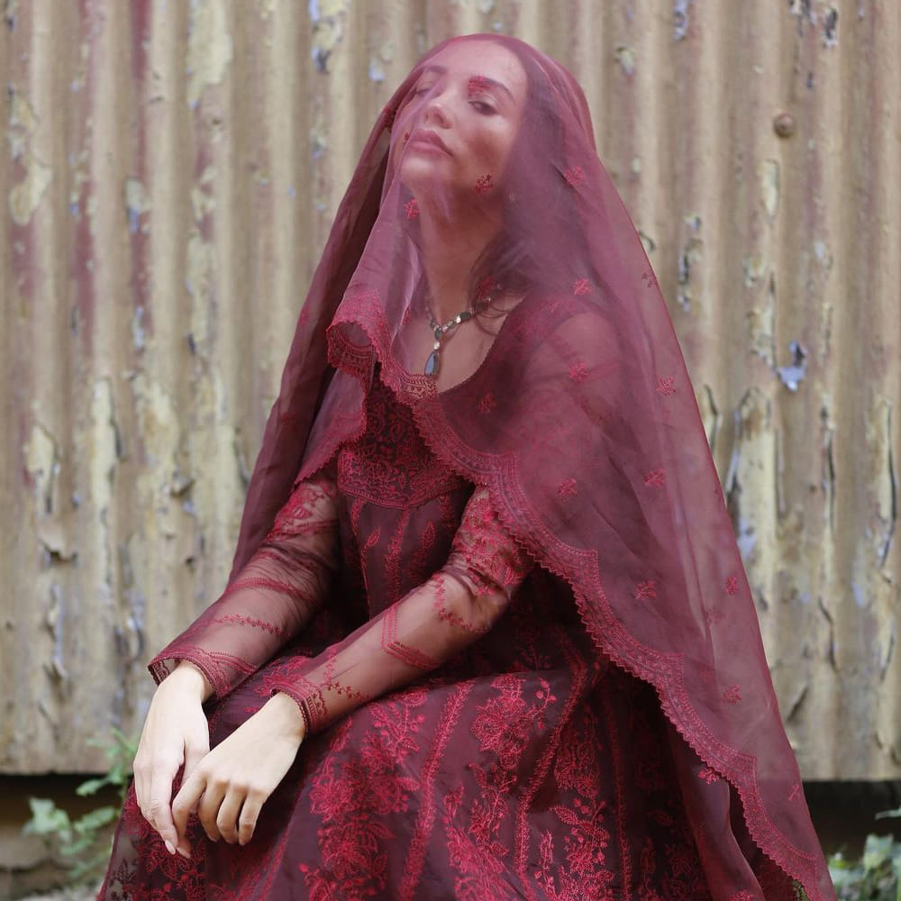 బ్రిటిష్ మోడల్ అమీ జాక్సన్ తెలుగు ప్రేక్షకులకు సుపరిచితమే. ‘ఎవడు’ సినిమాలో రామ్ చరణ్ సరసన నటించిన అమీ జాక్సన్.. ప్రస్తుతం లండన్లో ఉంటోంది. ఆ మధ్య బ్రిటన్కు చెందిన వ్యాపారవేత్త జార్జ్ పనాయోటౌతో డేటింగ్ చేసి అమీ వార్తల్లో నిలిచింది.