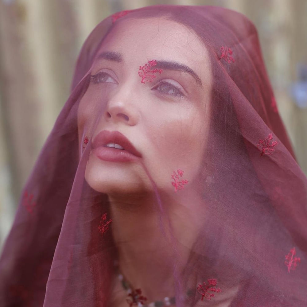 బ్రిటిష్ మోడల్ అమీ జాక్సన్ తెలుగు ప్రేక్షకులకు సుపరిచితమే. ‘ఎవడు’ సినిమాలో రామ్ చరణ్ సరసన నటించిన అమీ జాక్సన్.. ప్రస్తుతం లండన్లో ఉంటోంది. ఆ మధ్య బ్రిటన్కు చెందిన వ్యాపారవేత్త జార్జ్ పనాయోటౌతో డేటింగ్ చేసి అమీ వార్తల్లో నిలిచింది.