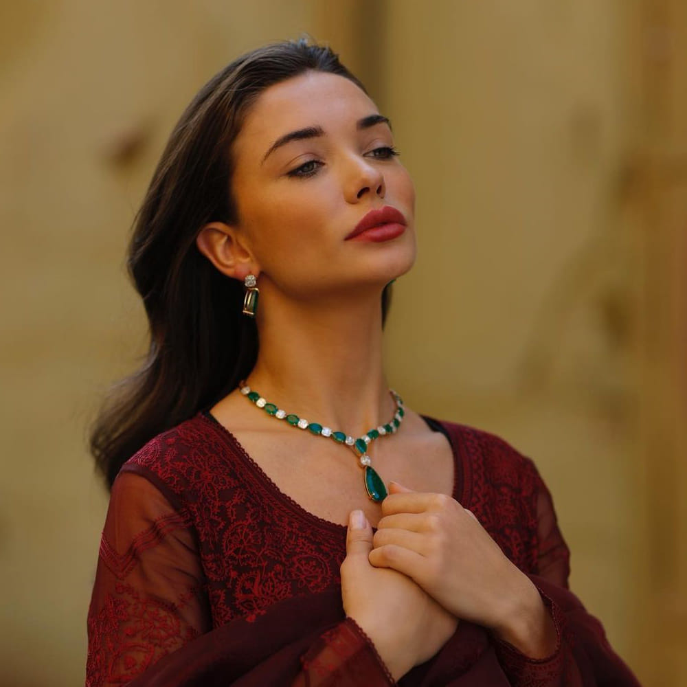 బ్రిటిష్ మోడల్ అమీ జాక్సన్ తెలుగు ప్రేక్షకులకు సుపరిచితమే. ‘ఎవడు’ సినిమాలో రామ్ చరణ్ సరసన నటించిన అమీ జాక్సన్.. ప్రస్తుతం లండన్లో ఉంటోంది. ఆ మధ్య బ్రిటన్కు చెందిన వ్యాపారవేత్త జార్జ్ పనాయోటౌతో డేటింగ్ చేసి అమీ వార్తల్లో నిలిచింది.