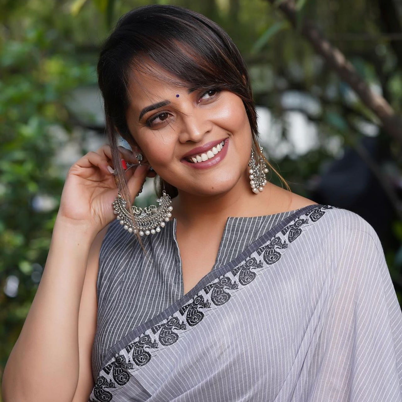 జబర్దస్త్ కామెడీ షో ద్వారా తెలుగువారికి బాగా దగ్గరైన యాంకర్ అనసూయ నిజామాబాద్లో సందడి చేసింది. వరుస సినిమా ఆఫర్లతో బిజీ ఆర్టిస్ట్గా మారిన తర్వాత ఆమె ఓ సెలబ్రిటీగా మారిపోయారు. ఓ పట్టు చీరల షోరూంను ప్రారంభించారు.