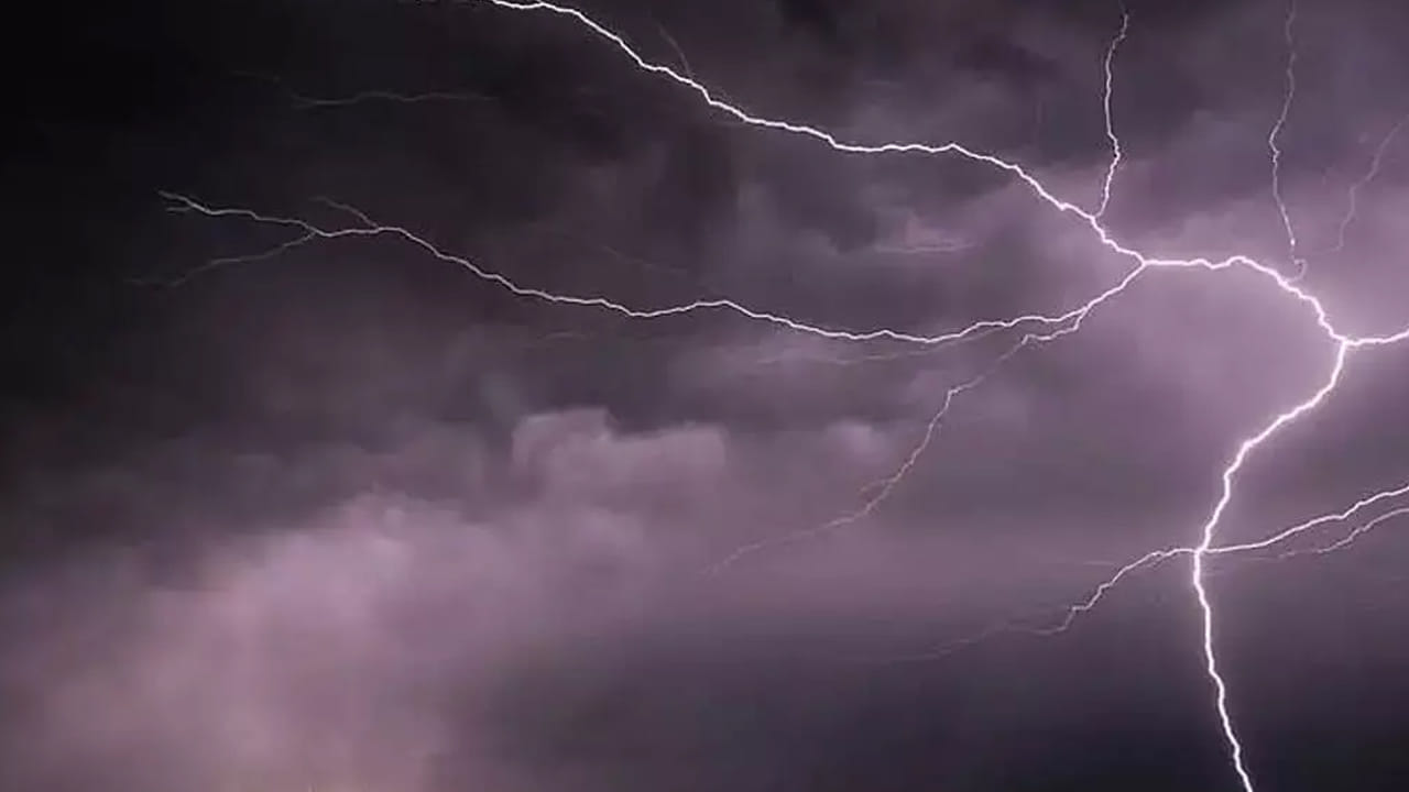 AP Weather: ఇంకా వర్షాలే పోలే.. రాబోవు 3 రోజులకు వాతావరణ సూచనలు ఇవే ...
