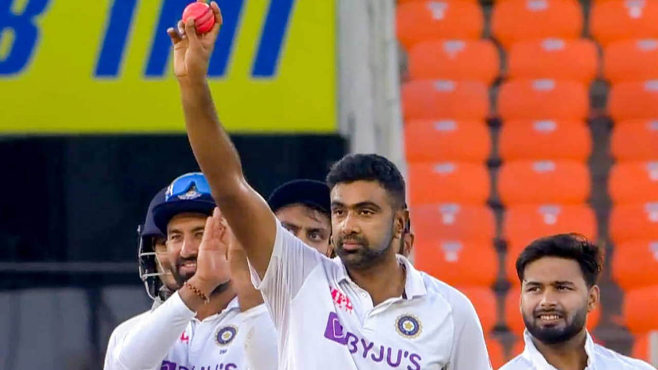 ఆస్ట్రేలియాపై టెస్టు క్రికెట్‌లో అనిల్ కుంబ్లే 111 వికెట్లు పడగొట్టాడు. అశ్విన్ 107 వికెట్లతో రెండో స్థానంలో ఉన్నాడు. వీరిద్దరూ మినహా మరే భారత బౌలర్ ఈ జట్టుపై 100 వికెట్లకు మించి తీయలేదు.