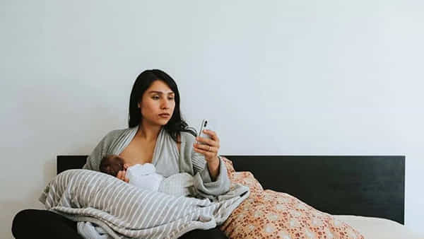 Baby Care: బిడ్డకు పాలిచ్చేటప్పుడు మొబైల్ ఫోన్ను అస్సలు చూడకండి.. ఎందుకంటే..