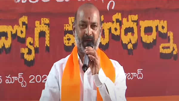 Bandi Sanjay: కేటీఆర్ రాజీనామా చేయాల్సిందే.. నిరుద్యోగ మహాధర్నాలో బండి సంజయ్ కామెంట్స్.