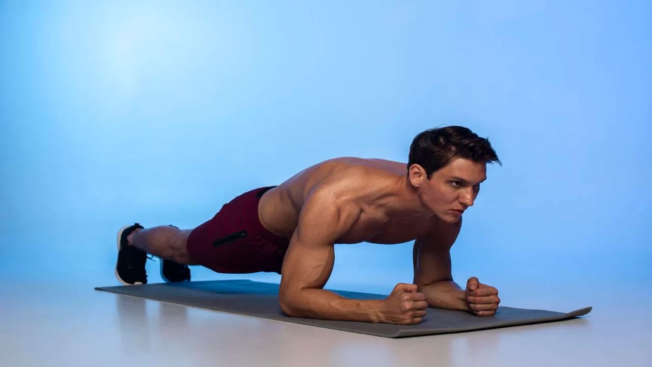 plank-exercise- బరువు తగ్గడానికి, మీరు కొన్ని నిమిషాల పాటు ప్లాంక్ వ్యాయామం చేయవచ్చు.  ఇలా రోజూ చేయడం వల్ల మీ కాళ్లు బలంగా తయారవుతాయి.  మీరు బేసిక్ ప్లాంక్ రొటీన్‌ను అనుసరించవచ్చు.