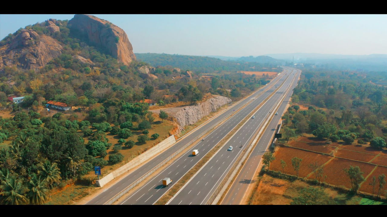 భారతమాల పరియోజన పధకంలో భాగంగా 118 కి.మీ(రెండు నగరాల శివార్ల మధ్య) ఈ మార్గంలో ఆరు వరసల ప్రధాన రహదారితో పాటు ఇరువైపులా నాలుగు వరుసల సర్వీసు రోడ్డులను నిర్మించింది. 