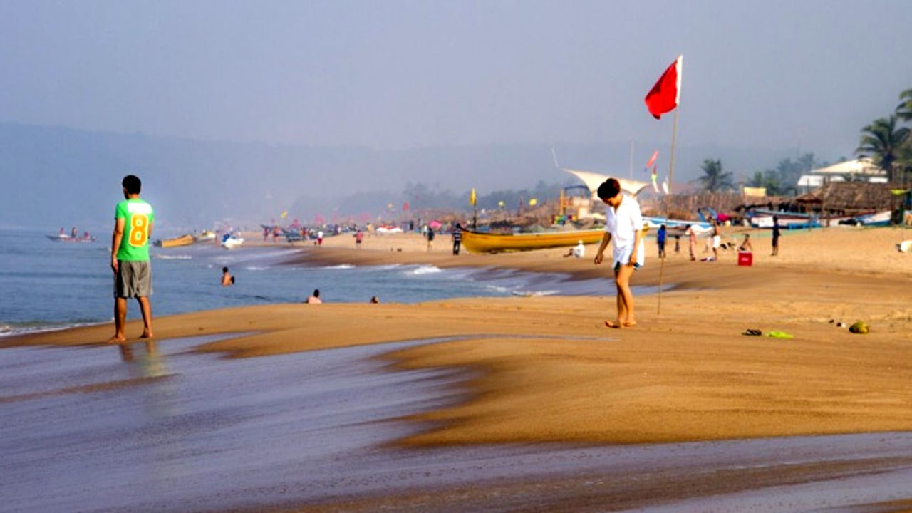 Mahabalipuram Beach: తమిళనాడులోని కాంచీపురం జిల్లాలో ఉన్న మహాబలిపురం బీచ్ బంగాళాఖాతం అందాలకు నెలవు. ఇక్కడ నెలవై ఉన్న దేవాలయాలు కూడా చాలా ఫేమస్.