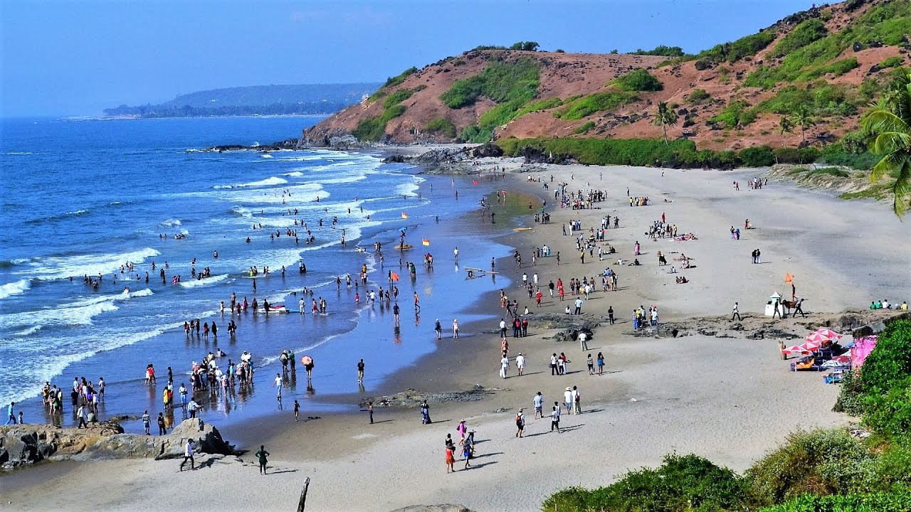 Bekal Beach:  కేరళలోని కాసర్ గడ్ జిల్లాలో బేకల్ బీచ్ ఉంది. స్విమ్మింగ్‌కు, సన్ బాతింగ్‌కు ఇది పర్ఫెక్ట్ ప్లేస్. అంతేకాక ఈ బీచ్‌ దగ్గరలో చాలా బీచ్ రిసార్ట్స్ కూడా ఉన్నాయి.