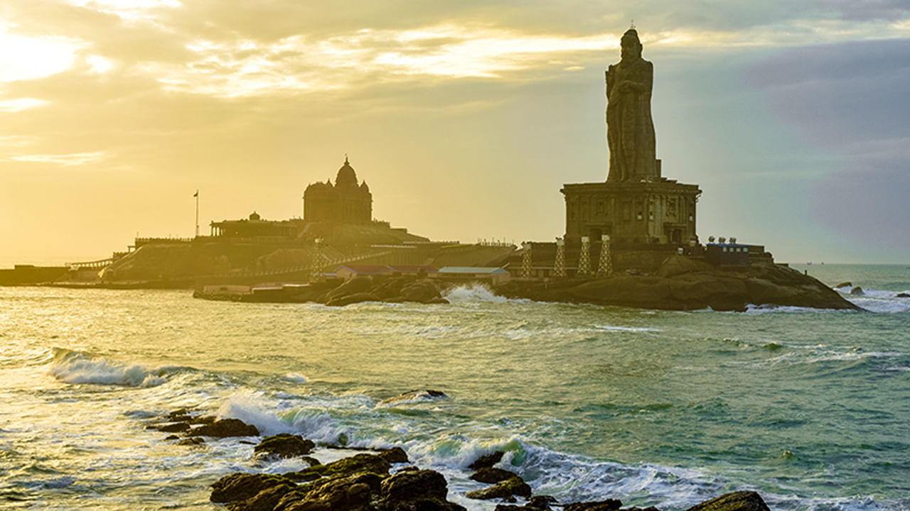 Kanyakumari Beach, Tamil Nadu: తమిళనాడులోని కన్యాకుమారి బీచ్ ప్రక‌తి అందాలకు పెట్టింది పేరు. అరేబియా సముద్ర అందాలను, సూర్యాస్తమయ దృశ్యాలను చూడడానికి ఇక్కడికి పర్యాటకులు ప్రత్యేకంగా వస్తుంటారు.