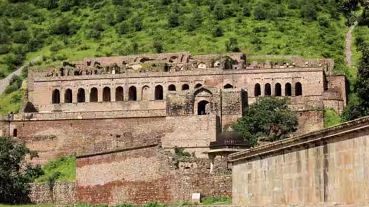 Bhangarh-Fort- Rajasthan
రాజస్థాన్‌లోని మరొక ప్రదేశం భంగర్ కోట.  ఈ ప్రదేశం భారతదేశంలో అత్యంత శాపగ్రస్తమైన ప్రదేశంగా పరిగణించబడుతుంది. ఒక మంత్రగత్తె కోటను శపించిందని ప్రజలు నమ్ముతారు. ఆ తర్వాత ప్రజలు ఇక్కడ వింత సంఘటనలను అనుభవించినట్లు చెబుతారు. కోటలో ఏడుపు, కేకలు స్థానికులకు వినిపిస్తూనే ఉన్నాయని పలువురు అంటున్నారు.  ఉదయం నిమ్మకాయ,  వెర్మిలియన్ వంటివి కూడా ఇక్కడ కనిపిస్తాయి. 