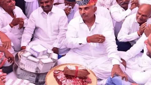 Marriage Rituals: తమ మేనల్లుడి పెళ్ళిలో 2.21 కోట్ల నగదు, కిలో బంగారం, 14కేజీల వెండి సహా రూ.8 కోట్ల గిఫ్ట్గా ఇచ్చిన మేనమామలు.. ఎక్కడంటే..