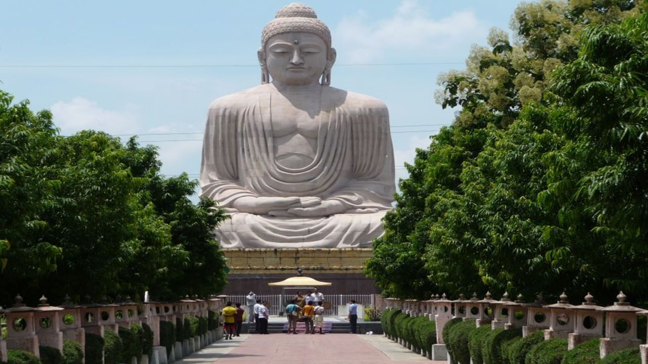 Bodhgaya- బీహార్‌ను సందర్శించడానికి వచ్చేవారు గయ జిల్లాలో ఉన్న బౌద్ధగయను తప్పక సందర్శించాలి. ఇది మహాబోధి ఆలయంగా పిలువబడే బౌద్ధ పుణ్యక్షేత్రం. ఇది యునెస్కో ప్రపంచ వారసత్వ ప్రదేశం. దీని చరిత్ర వందల సంవత్సరాల నాటిది. ప్రపంచంలోని నాలుగు ముఖ్యమైన బౌద్ధ ప్రదేశాలలో ఇది ఒకటి.