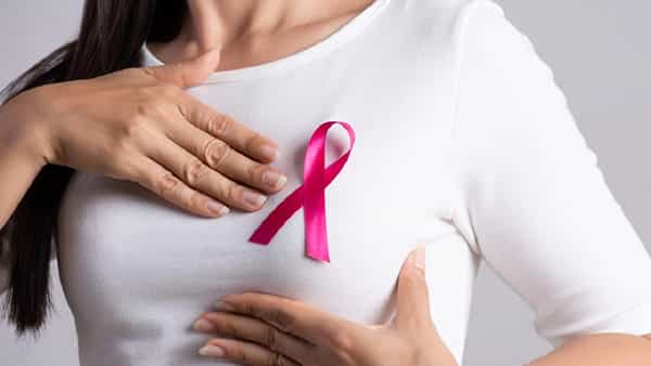 Breast cancer : ఈ లక్షణాలుకనిపిస్తే మహిళలు అలెర్ట్ కావాల్సిందే.. రొమ్ము క్యాన్సర్ అక్కడకు చేరినట్లే..!
