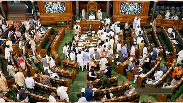 Budget Session: బీజేపీ, విపక్షాల పోటాపోటీ నినాదాలు.. పార్లమెంట్ ఉభయసభలు సోమవారానికి వాయిదా