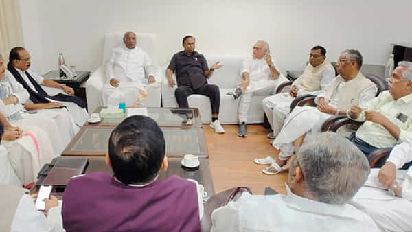 Budget Session 2023: బడ్జెట్ సమావేశాల్లో మళ్లీ సేమ్ సీన్ రిపీట్.. పార్లమెంట్ ఉభయ సభలు మంగళవారానికి వాయిదా..