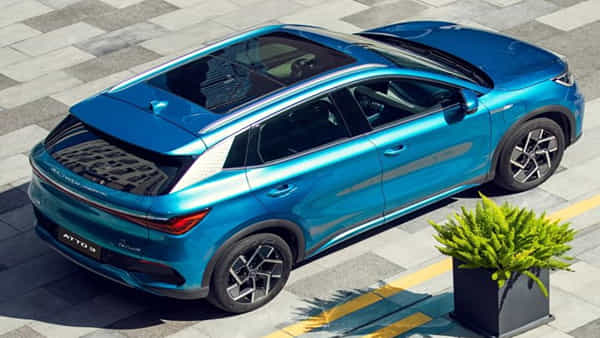 BYD Atto 3: టెస్లా కంటే చౌకైన సూపర్ కారు.. స్టైలిష్ ఫీచర్లు, బెస్ట్ మైలేజ్.. 521 కి.మీ నాన్స్టాప్ రైడింగ్..