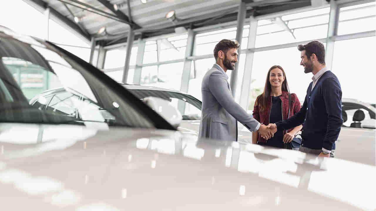 Car Buying Tips: కొత్త కారు కొనాలని చూస్తున్నారా..? ఈ విషయాలను గుర్తుపెట్టుకోకపోతే.. పూర్తిగా మోసపోవడం ఖాయం..!