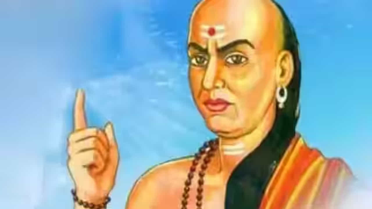 ఆచార్య చాణక్యుడు తన విధానాలలో మానవులకు సంబంధించిన అనేక సమస్యలను ప్రస్తావించాడు. అలాగే వాటికి సంబంధించిన పరిష్కారాల గురించి చెప్పాడు. చాణక్యుడు ప్రకారం తనకు తెలియకుండానే వ్యక్తి చేసే తప్పులు లక్ష్మీదేవికి కోపం తెప్పిస్తాడు. లక్ష్మీదేవి అనుగ్రహం కోసం మనిషి పాటించాల్సిన కొన్ని విషయాలను చెప్పాడు.