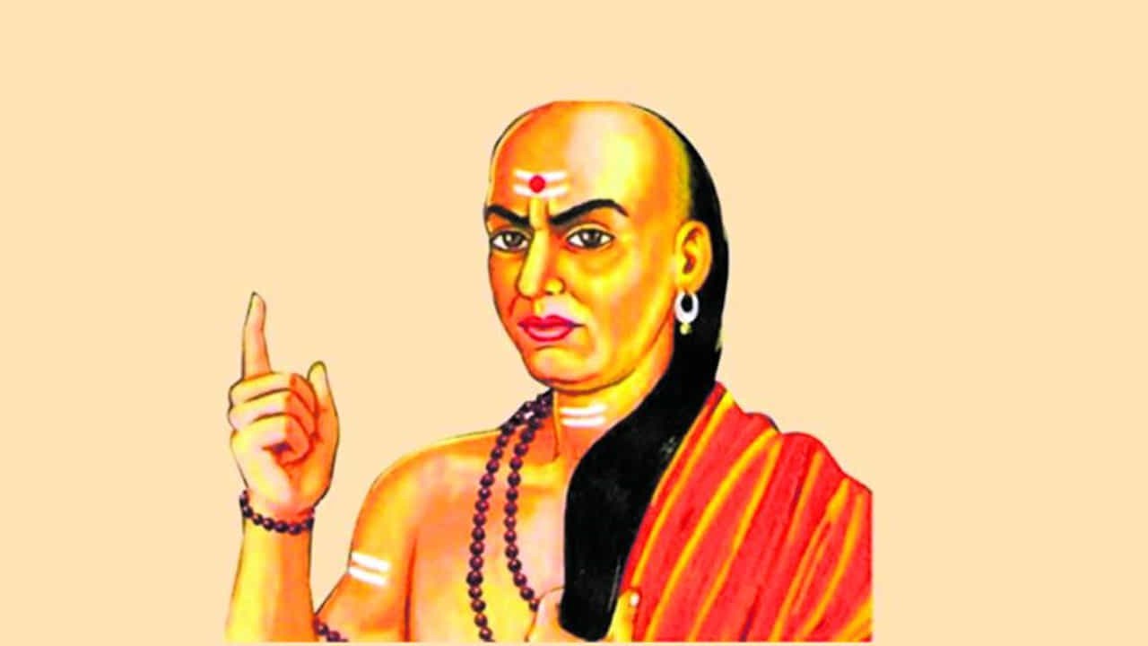ఒక వ్యక్తి తన స్వభావాన్ని తెలియజేసేది మాట. కనుక అతని మాటలో ఎల్లప్పుడూ మర్యాద ఉండాలని చాణక్యుడు నమ్మాడు. మధురంగా మాట్లాడే వ్యక్తులు త్వరగా విజయం సాధిస్తారు. అదే సమయంలో ఏ వ్యక్తి అయినా కోపంగా, చెడుగా మాట్లాడితే వారిని ఎవరూ ఇష్టపడరు. అటువంటి వ్యక్తులతో సంబంధం కలిగి ఉండటానికి ఎవరూ ఇష్టపడరు లేదా వారితో మాట్లాడటానికి ఇష్టపడరు. అటువంటి పరిస్థితిలో వారి జీవితంలో వచ్చిన అవకాశాలు చేజారి పోతాయి. జీవితంలో అలాంటి వారు ఎటువంటి విజయాన్ని సాధించలేరు.