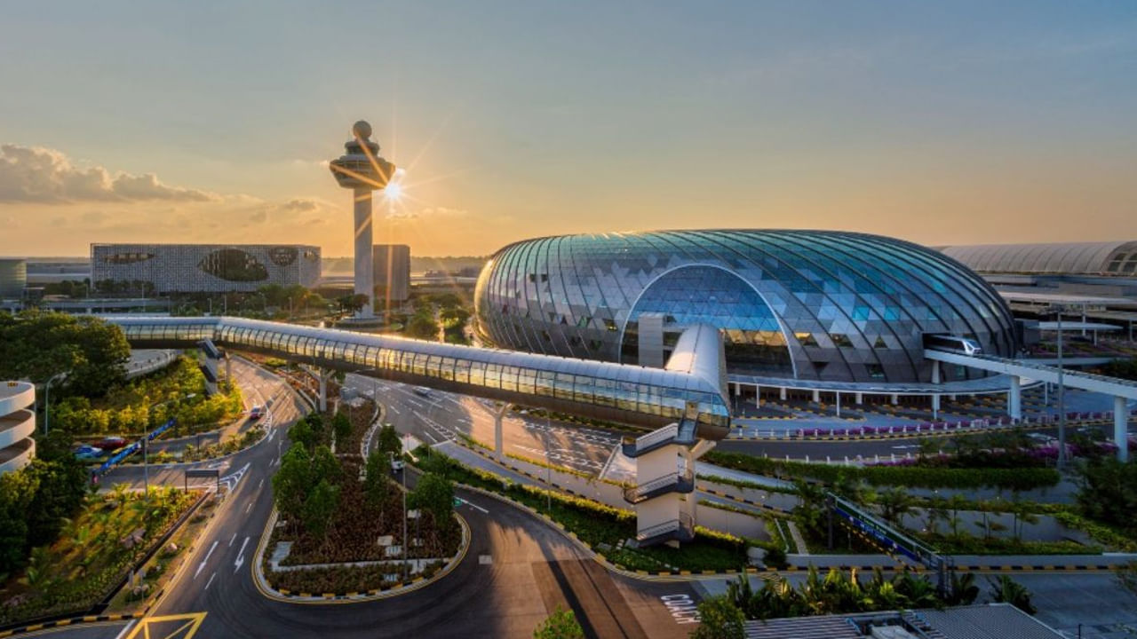 Changi Airports- సింగపూర్‌లోని చాంగీ విమానాశ్రయం స్కైట్రాక్స్ ప్రపంచ అత్యుత్తమ విమానాశ్రయాల వార్షిక ర్యాంకింగ్‌లో మళ్లీ అగ్రస్థానంలో నిలిచింది.
