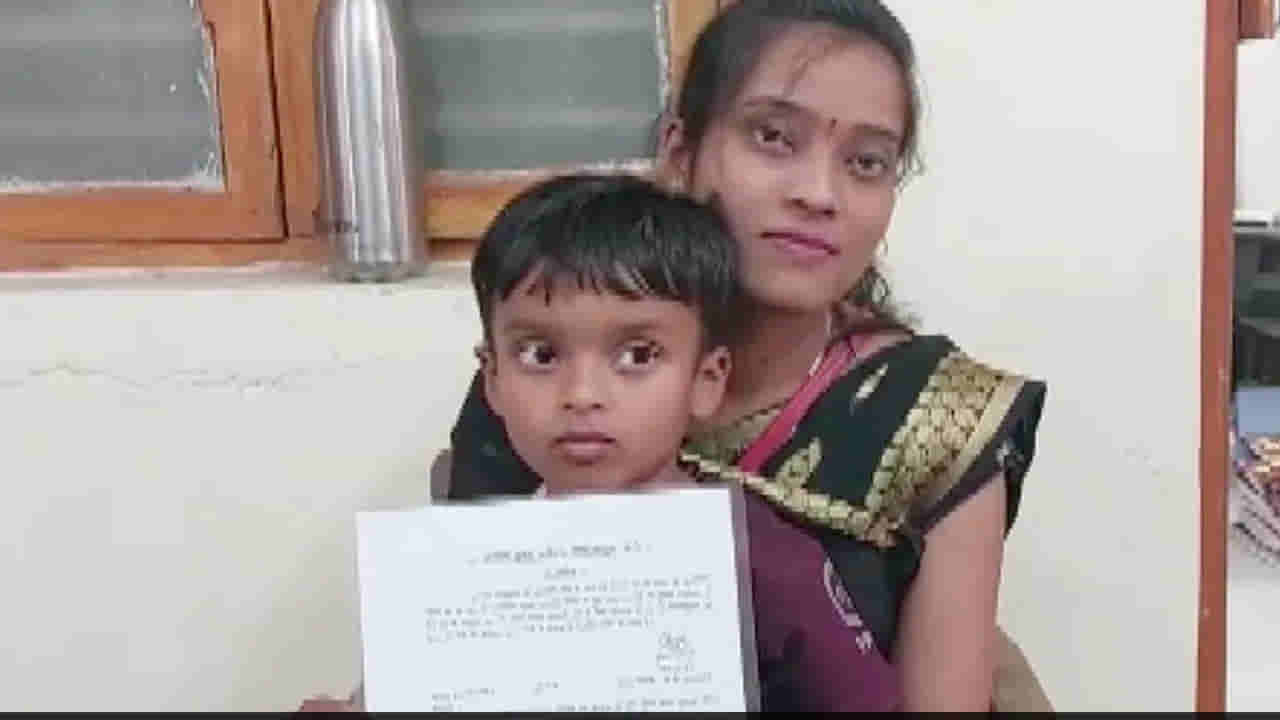 తండ్రి చనిపోయాడు.. చైల్డ్ కానిస్టేబుల్ గా ఐదేళ్ల కొడుకు నియామకం