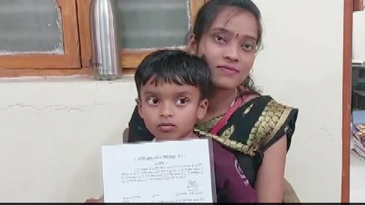 తండ్రి చనిపోయాడు.. చైల్డ్ కానిస్టేబుల్ గా ఐదేళ్ల కొడుకు నియామకం