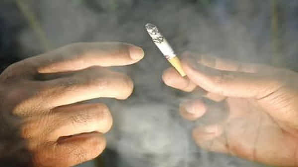 Cigarettes Sharing: సిగరేట్ షేరింగ్లో బెడిసిన యవ్వారం.. ఒకరు మృతి, ఇద్దరికి గాయాలు