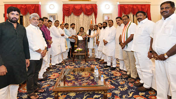 Telangana: పేపర్ లీక్ స్కామ్పై గవర్నర్కు కాంగ్రెస్ ఫిర్యాదు.. ఇంట్రస్టింగ్ కామెంట్స్ చేసిన తమిళిసై..