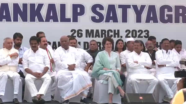 Congress Satyagraha: కాంగ్రెస్ సత్యాగ్రహ దీక్ష ప్రారంభం.. రాజ్ఘాట్ దగ్గర టెన్షన్.. టెన్షన్..