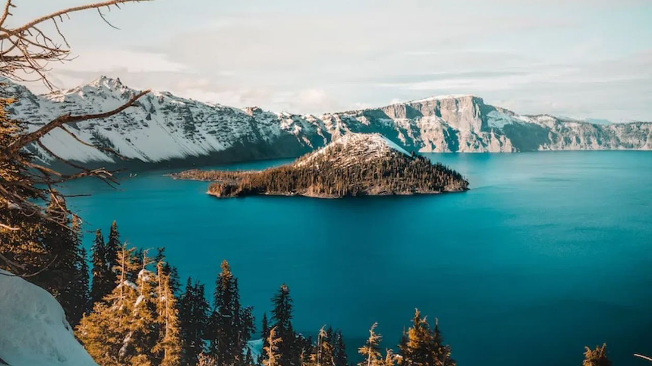 Crater Lake, Oregon: క్రేటర్ అమెరికాలో అతిపెద్ద సరస్సు.  దీని లోతు 1,943 అడుగులు, ప్రభుత్వం దాని చుట్టూ ఒరెగాన్ ఏకైక జాతీయ ఉద్యానవనాన్ని సృష్టించింది. ఈ సరస్సు లోతైన నీలం రంగుతో ప్రత్యేక ఆకర్షణగా పర్యాటకుల్ని మెస్మరైజ్‌ చేస్తుంది. సరస్సులో నీరు మంచు, వర్షం నుండి వస్తుంది.  