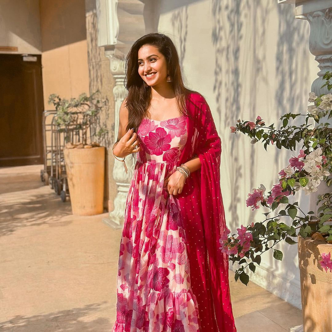 ఎప్పుడు ఫొటోస్ షేర్ చేస్తూ ఉంటుంది. కాగా తాజాగా మరికొన్ని ఫోటోలు కూడా తన ఇంస్టాగ్రామ్ ఖాతాలో అప్లోడ్ చేసింది ఈ బ్యూటీ