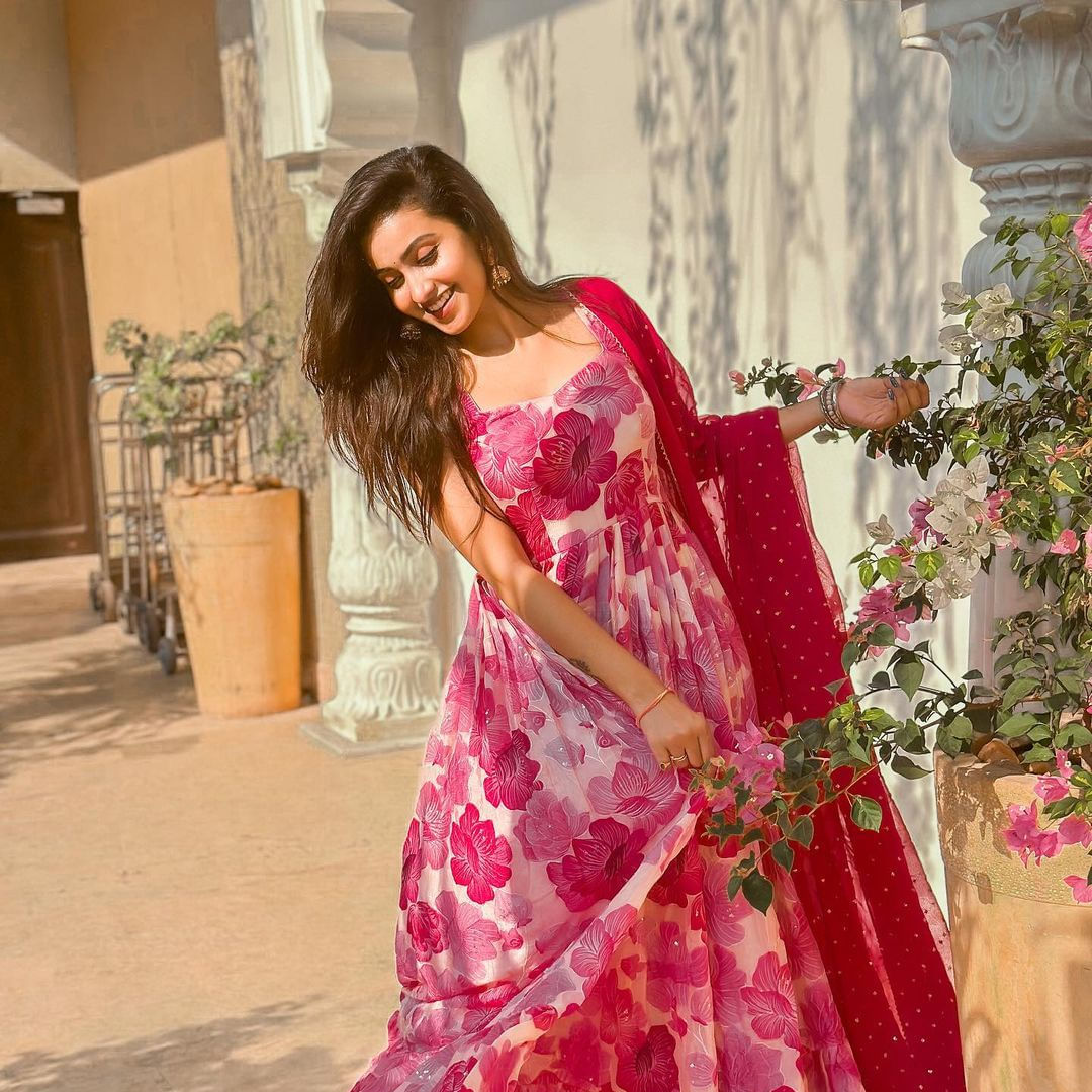 తరువాత కామెడీ స్టార్స్ షోకి యాంకర్ గా వ్యవహరించింది. తాజాగా వాంటెడ్ పండుగఢ్ సినిమాలో సుధీర్ పక్కన నటించింది