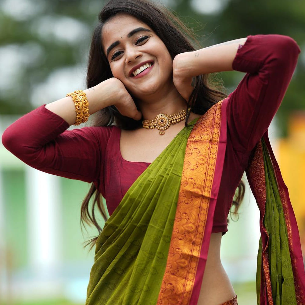 డబ్ స్మాష్ వీడియోలతో మంచి గుర్తింపును అందుకున్న ఈ బ్యూటీ బిగ్ బాస్ లో కూడా అవకాశాన్ని అందుకుంది. వెండితెరపై కూడా నటించింది.