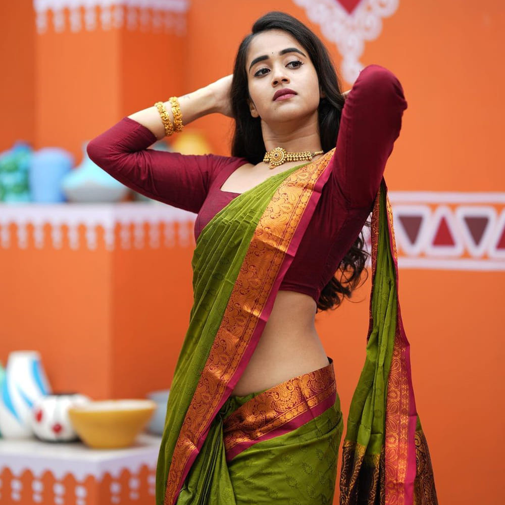 డబ్ స్మాష్ వీడియోలతో మంచి గుర్తింపును అందుకున్న ఈ బ్యూటీ బిగ్ బాస్ లో కూడా అవకాశాన్ని అందుకుంది. వెండితెరపై కూడా నటించింది.