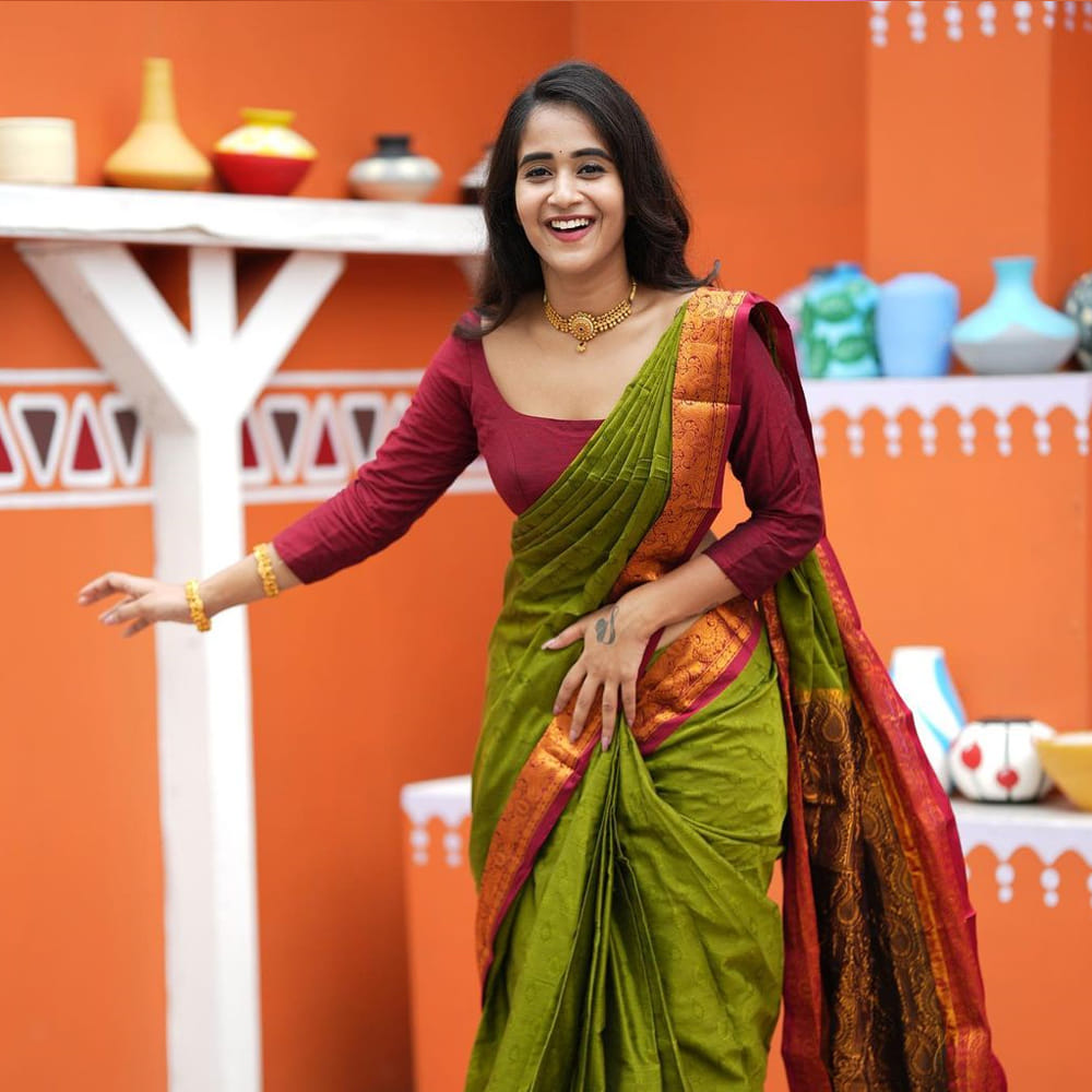 డబ్ స్మాష్ వీడియోలతో మంచి గుర్తింపును అందుకున్న ఈ బ్యూటీ బిగ్ బాస్ లో కూడా అవకాశాన్ని అందుకుంది. వెండితెరపై కూడా నటించింది.