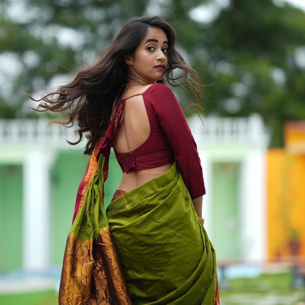 డబ్ స్మాష్ వీడియోలతో మంచి గుర్తింపును అందుకున్న ఈ బ్యూటీ బిగ్ బాస్ లో కూడా అవకాశాన్ని అందుకుంది. వెండితెరపై కూడా నటించింది.