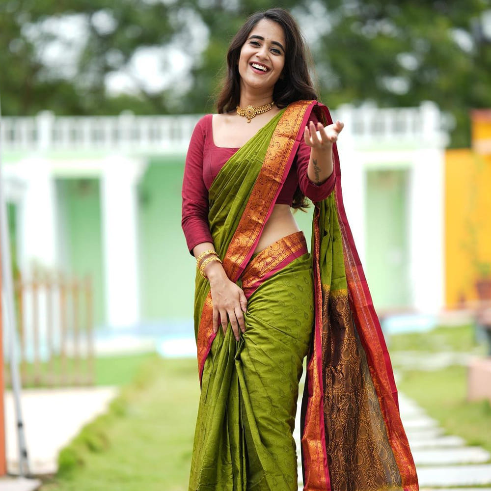 డబ్ స్మాష్ వీడియోలతో మంచి గుర్తింపును అందుకున్న ఈ బ్యూటీ బిగ్ బాస్ లో కూడా అవకాశాన్ని అందుకుంది. వెండితెరపై కూడా నటించింది.