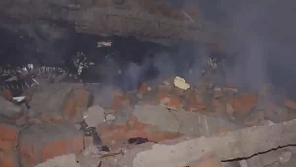 Building Collapses: రెండు అంతస్తుల భవనంలో అగ్నిప్రమాదం.. ఎవరూ లేకపోవడంతో తప్పిన పెను ప్రమాదం
