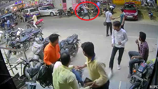 Gun Firing: రోడ్డుమీద పోలీసు తుపాకీ లాక్కొని కాల్పులు జరిపిన యువకుడు.. షాక్ తిన్న ప్రజలు