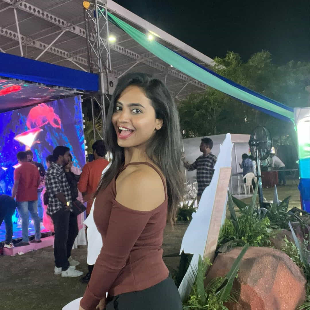 దేత్తడి హారిక బిగ్ బాస్ సీజన్ 4లో ఒక కంటెస్టెంట్ అని మనకి తెలిసిందే. బిగ్ బాస్ తో తన కంటూ హార్డ్ కోర్ ఫాలోవర్స్ను క్రియేట్ చేసుకుంది ఈ బ్యూటీ