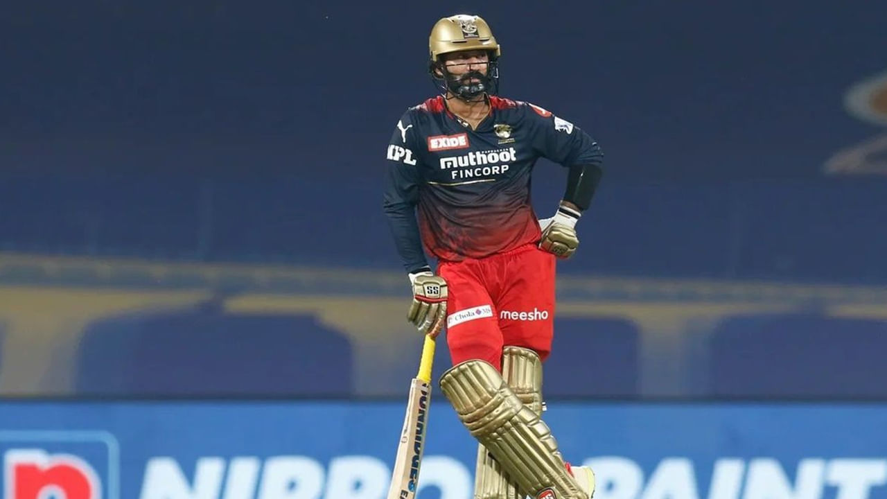 5. దినేష్ కార్తీక్.. రాయల్ ఛాలెంజర్స్ బెంగళూరు వికెట్ కీపర్ బ్యాట్స్‌మెన్ దినేష్ కార్తీక్ వయసు పెరుగుతున్న కొద్దీ బ్యాటింగ్ మెరుగైంది. గత సీజన్‌లో ఐపీఎల్‌లో అద్భుత ప్రదర్శన చేయడంతో టీమిండియాలో చోటు దక్కించుకున్నాడు. ఐపీఎల్ 2022లో RCB తరపున వికెట్ కీపింగ్ చేస్తూ 330 పరుగులు చేశాడు. ఐపీఎల్ 2023లోనూ అతని దూకుడైన శైలిని చూడొచ్చు. 