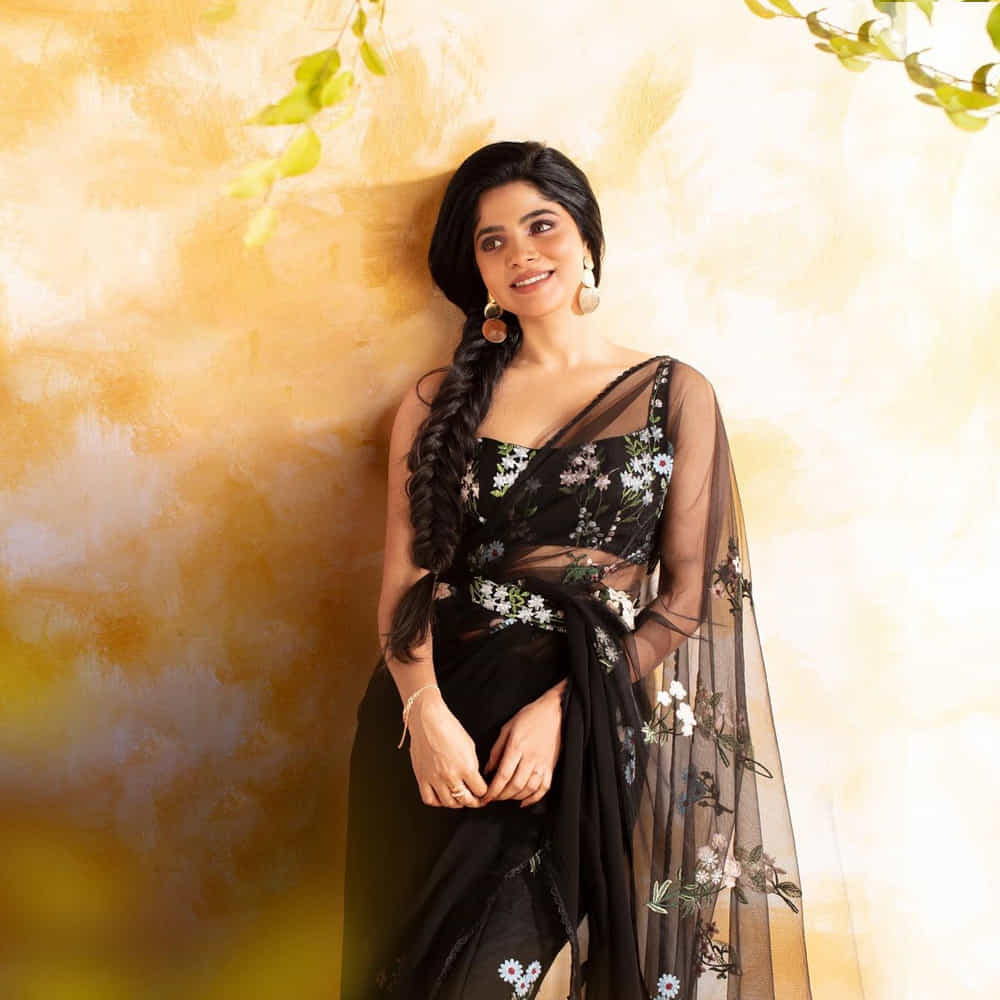 బ్యాచలర్ సినిమాతో ప్రేక్షకులకు పరిచయమైన దివ్య భారతి.. అందం , అభినయంతో పాటు మొదటి సినిమాకే ఎంతోమంది అభిమానులను సంపాదించుకుంది. ప్రస్తుతం వరుస సినిమాలతో బిజీబిజీగా ఉన్న ఈ ముద్దుగుమ్మ సోషల్ మీడియాలో తనదైన శైలిలో కుర్రకారును కట్టిపడేస్తుంది. అనుకువగా కనిపించే ఈ అమ్మడి అందాలకు ఎవరైనా పడిపోవాల్సిందే.. ఈ ఫొటోస్ చూస్తే మీరే చెప్తారు.