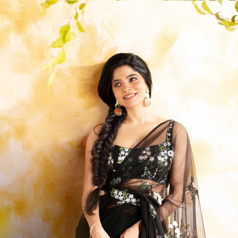 బ్యాచలర్ సినిమాతో ప్రేక్షకులకు పరిచయమైన దివ్య భారతి.. అందం , అభినయంతో పాటు మొదటి సినిమాకే ఎంతోమంది అభిమానులను సంపాదించుకుంది. ప్రస్తుతం వరుస సినిమాలతో బిజీబిజీగా ఉన్న ఈ ముద్దుగుమ్మ సోషల్ మీడియాలో తనదైన శైలిలో కుర్రకారును కట్టిపడేస్తుంది. అనుకువగా కనిపించే ఈ అమ్మడి అందాలకు ఎవరైనా పడిపోవాల్సిందే.. ఈ ఫొటోస్ చూస్తే మీరే చెప్తారు.