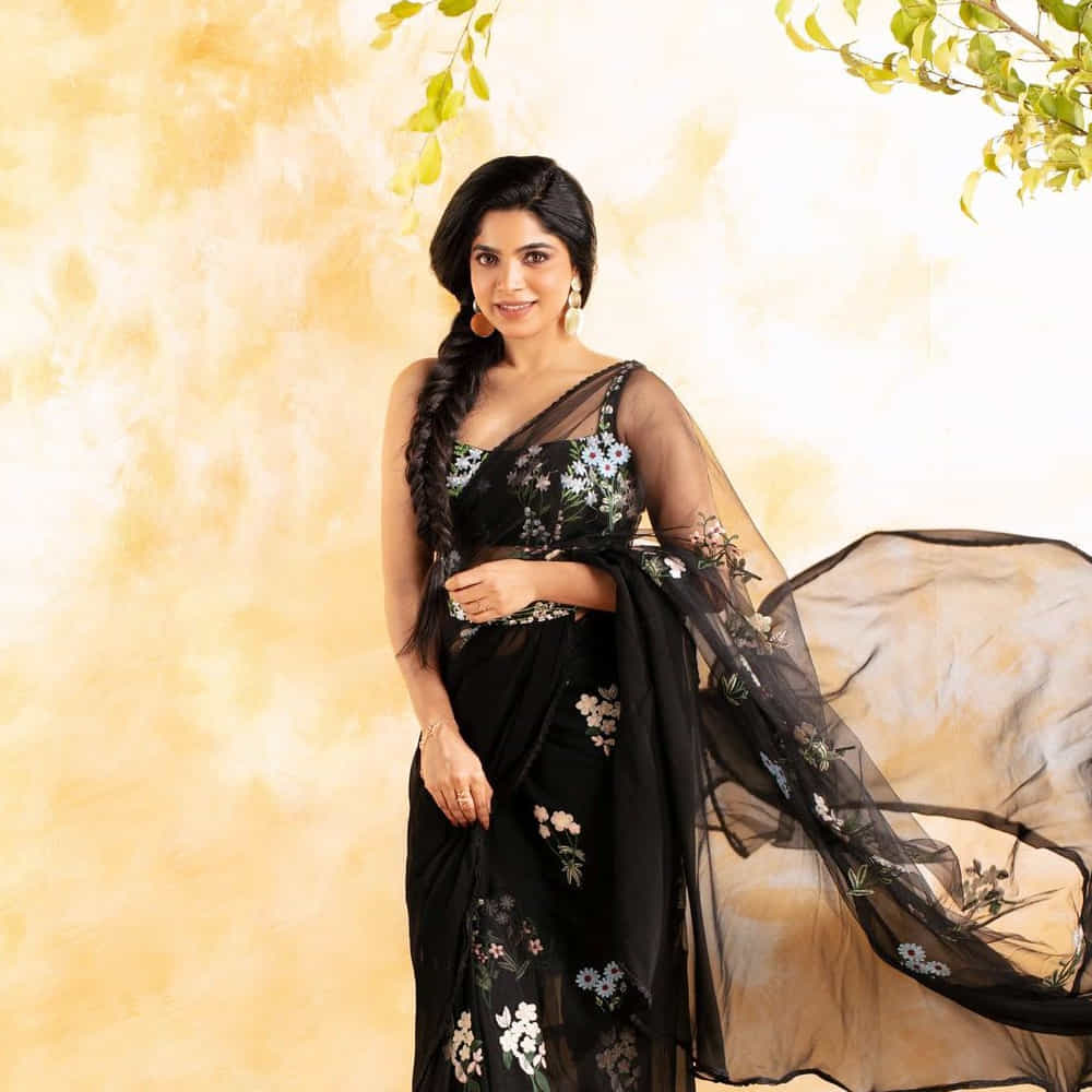 బ్యాచలర్ సినిమాతో ప్రేక్షకులకు పరిచయమైన దివ్య భారతి.. అందం , అభినయంతో పాటు మొదటి సినిమాకే ఎంతోమంది అభిమానులను సంపాదించుకుంది. ప్రస్తుతం వరుస సినిమాలతో బిజీబిజీగా ఉన్న ఈ ముద్దుగుమ్మ సోషల్ మీడియాలో తనదైన శైలిలో కుర్రకారును కట్టిపడేస్తుంది. అనుకువగా కనిపించే ఈ అమ్మడి అందాలకు ఎవరైనా పడిపోవాల్సిందే.. ఈ ఫొటోస్ చూస్తే మీరే చెప్తారు.