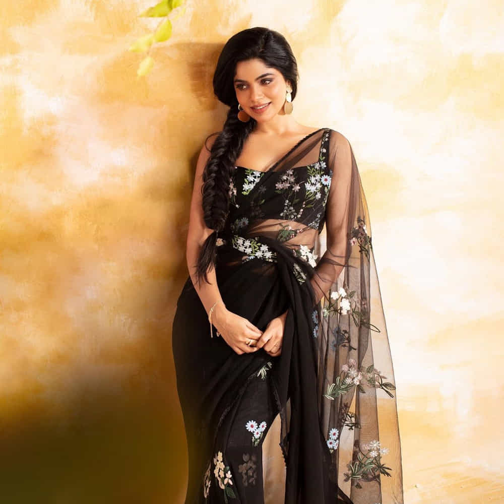 బ్యాచలర్ సినిమాతో ప్రేక్షకులకు పరిచయమైన దివ్య భారతి.. అందం , అభినయంతో పాటు మొదటి సినిమాకే ఎంతోమంది అభిమానులను సంపాదించుకుంది. ప్రస్తుతం వరుస సినిమాలతో బిజీబిజీగా ఉన్న ఈ ముద్దుగుమ్మ సోషల్ మీడియాలో తనదైన శైలిలో కుర్రకారును కట్టిపడేస్తుంది. అనుకువగా కనిపించే ఈ అమ్మడి అందాలకు ఎవరైనా పడిపోవాల్సిందే.. ఈ ఫొటోస్ చూస్తే మీరే చెప్తారు.