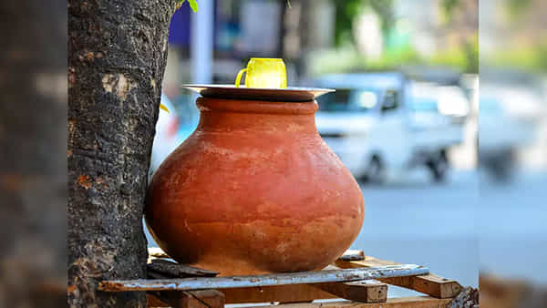 Summer Health Tips: ఇంతటి ఎండలలో కూడా ఫ్రిజ్ వాటర్ తాగుతున్నారా..? మట్టి కుండ నీళ్లు తాగండయ్యా..! ఎందుకంటే..?