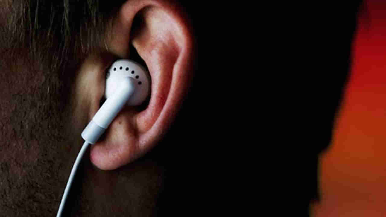 Ear Buds: ఇయర్ ఫోన్స్ అతిగా వాడుతున్నారా.? అయితే మీరు ప్రమాదంలో పడ్డట్టే.! తస్మాత్ జాగ్రత్త..