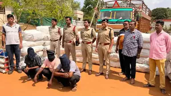 Andhra Pradesh: బియ్యం బస్తాల మాటున గంజాయి స్మగ్లింగ్.. మూడు కోట్లు విలువ జేసే 1700 కిలోల గంజాయి స్వాధీనం..