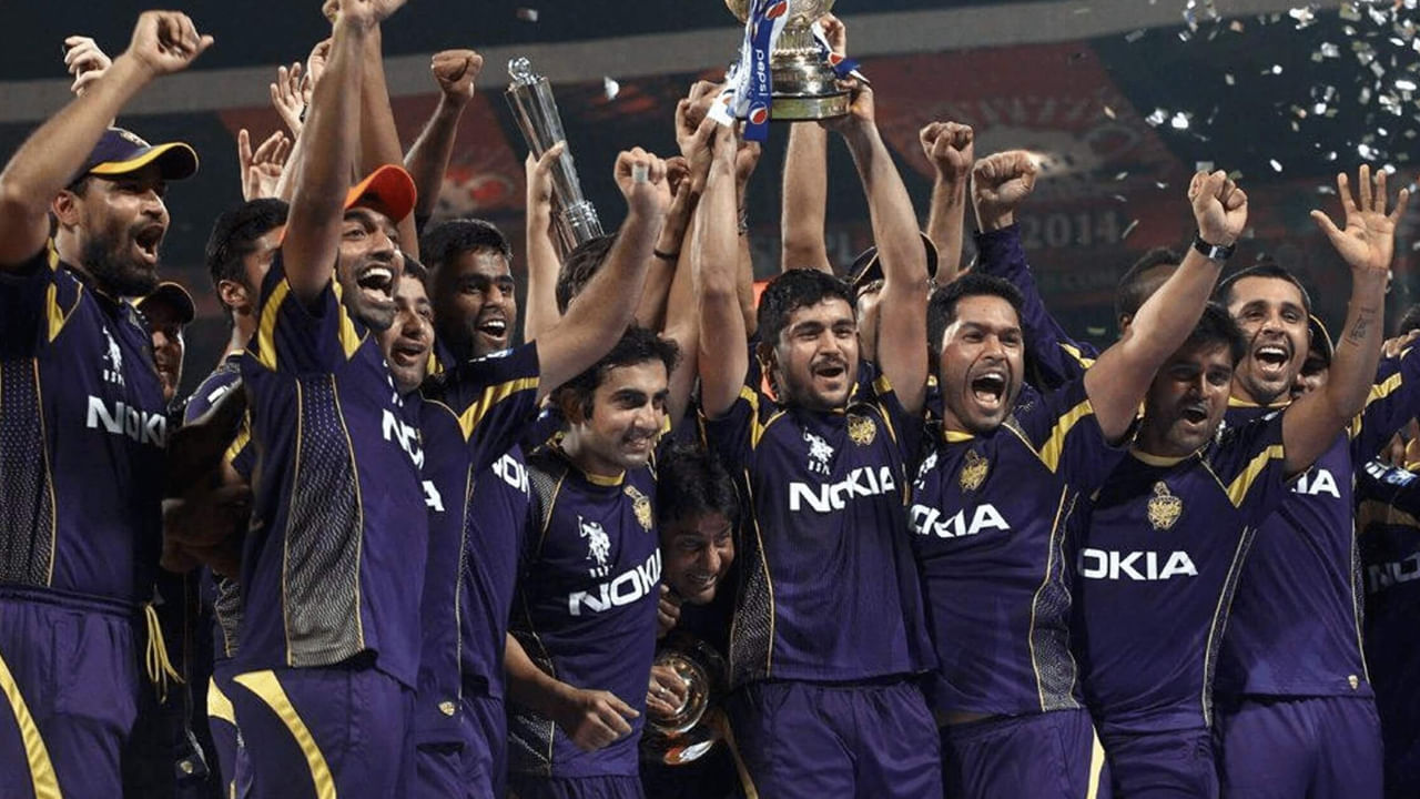 గౌతమ్ గంభీర్ సారథ్యంలోని కోల్‌కతా నైట్ రైడర్స్ ఐపీఎల్ చరిత్రలో వరుసగా అత్యధిక మ్యాచ్‌లు గెలిచిన రికార్డును సొంతం చేసుకుంది. 2014లో కోల్‌కతా నైట్ రైడర్స్ వరుసగా 10 మ్యాచ్‌లు గెలిచి రికార్డు సృష్టించింది. అదే సంవత్సరంలో ఛాంపియన్‌గానూ నిలిచింది.