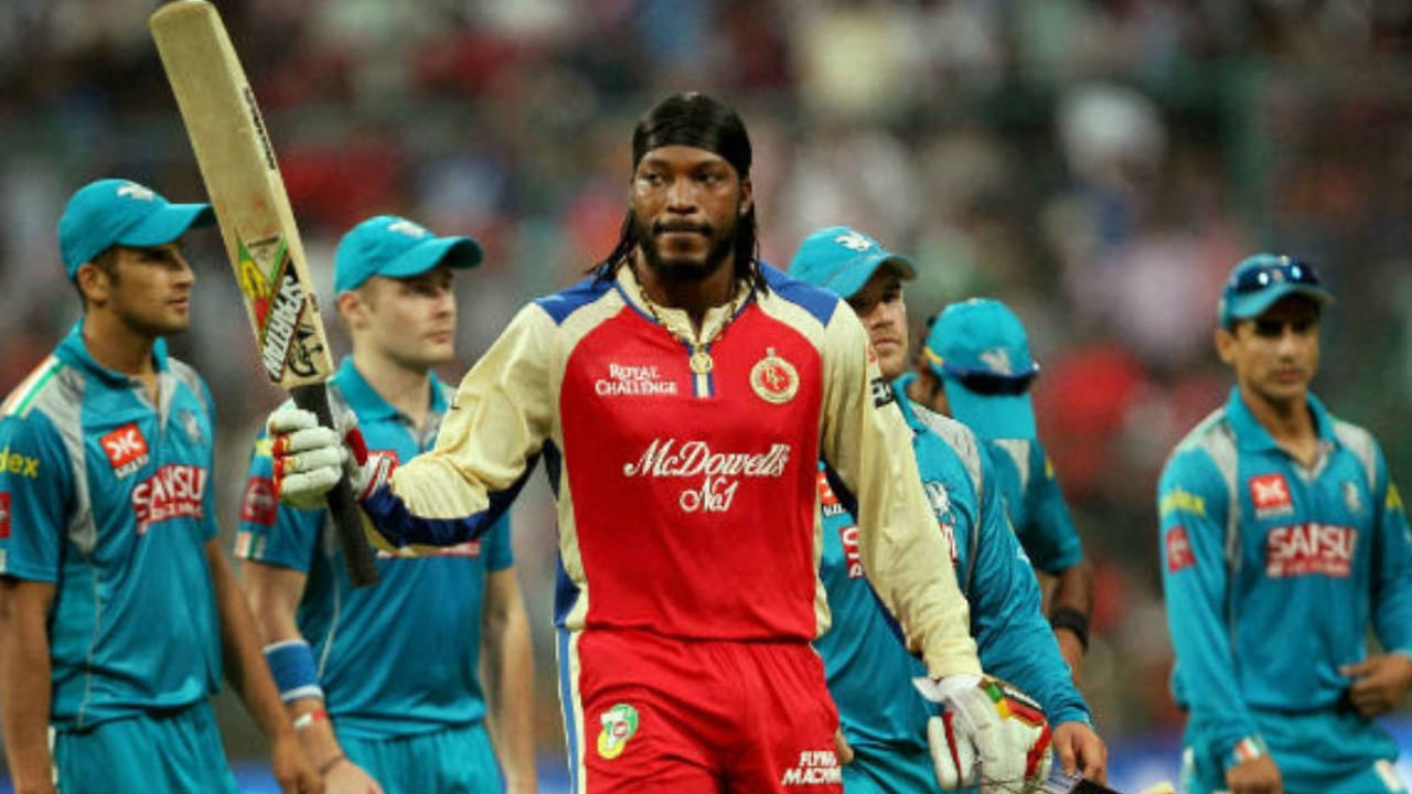 యూనివర్సల్ బాస్‌గా పేరుగాంచిన వెస్టిండీస్‌కు చెందిన క్రిస్ గేల్ ఐపీఎల్‌లో చాలా రికార్డులు సృష్టించాడు. అయితే, 2013 సంవత్సరంలో అద్భుతమైన ఇన్నింగ్స్ ఆడాడు. దీనిని పునరావృతం చేయడం అసాధ్యం. 2013లో RCB తరపున ఆడుతున్నప్పుడు గేల్ పూణె వారియర్స్‌పై అజేయంగా 175 పరుగులు బాదేశాడు. గేల్ 66 బంతుల్లో 17 సిక్సర్ల సాయంతో 175 పరుగులు చేశాడు. ఇప్పటి వరకు ఏ బ్యాట్స్‌మెన్ కూడా ఈ రికార్డుకు చేరువ కాలేదు.